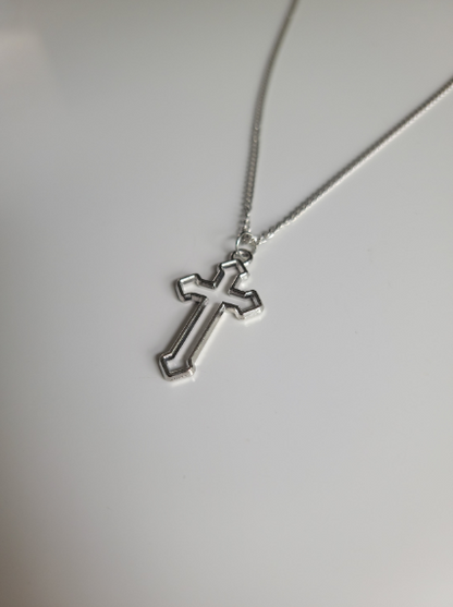 Cross pendant necklace