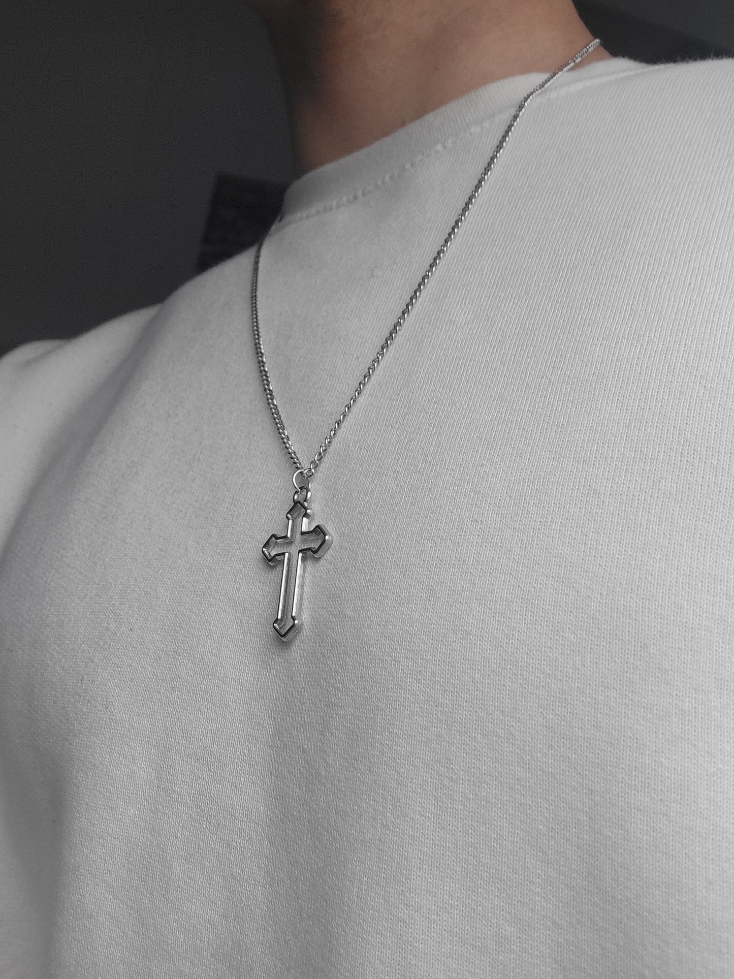 Cross pendant necklace